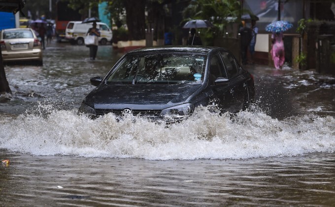 Heavy monsoon rains Cause waterlogging, in Mumbai