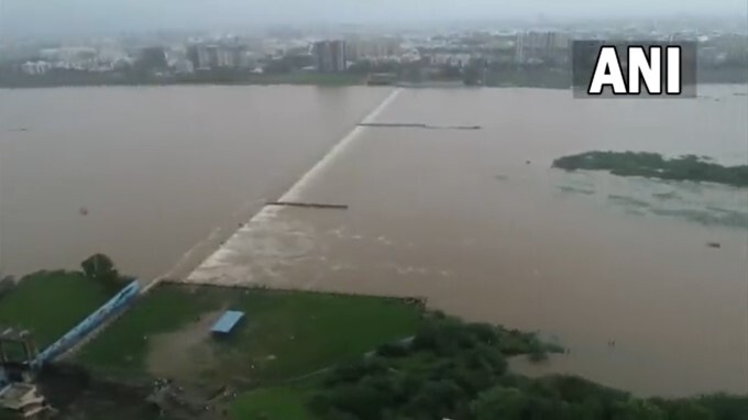 Water level rises At Tapi River in Surat Due to heavy rainfall