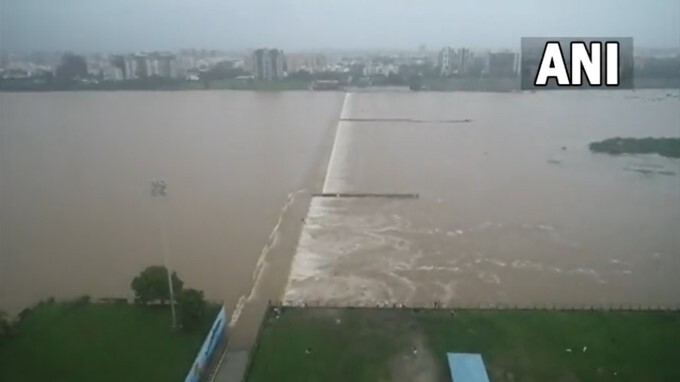 Water level rises At Tapi River in Surat Due to heavy rainfall