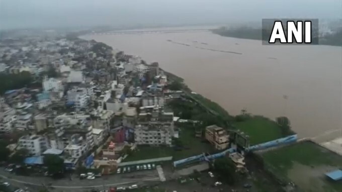 Water level rises At Tapi River in Surat Due to heavy rainfall