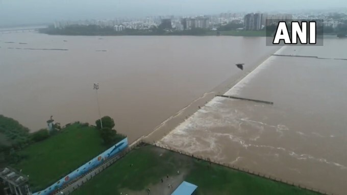 Water level rises At Tapi River in Surat Due to heavy rainfall