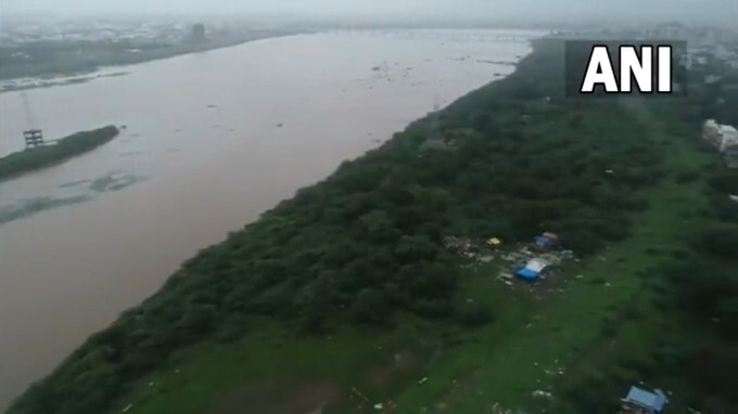 Water level rises At Tapi River in Surat Due to heavy rainfall
