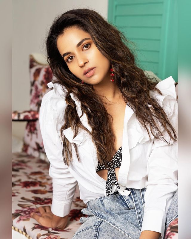 అందాల సోయగం కోమలిప్రసాద్