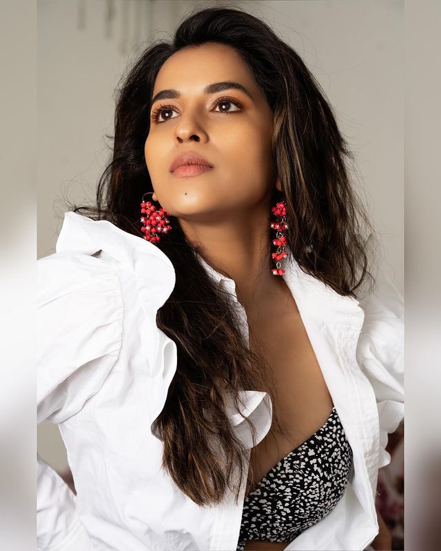 అందాల సోయగం కోమలిప్రసాద్