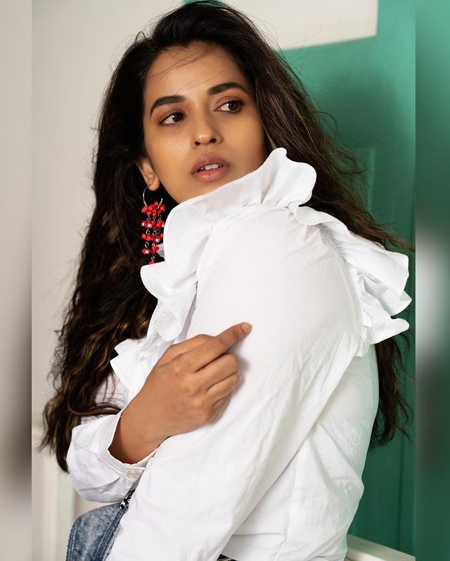 అందాల సోయగం కోమలిప్రసాద్