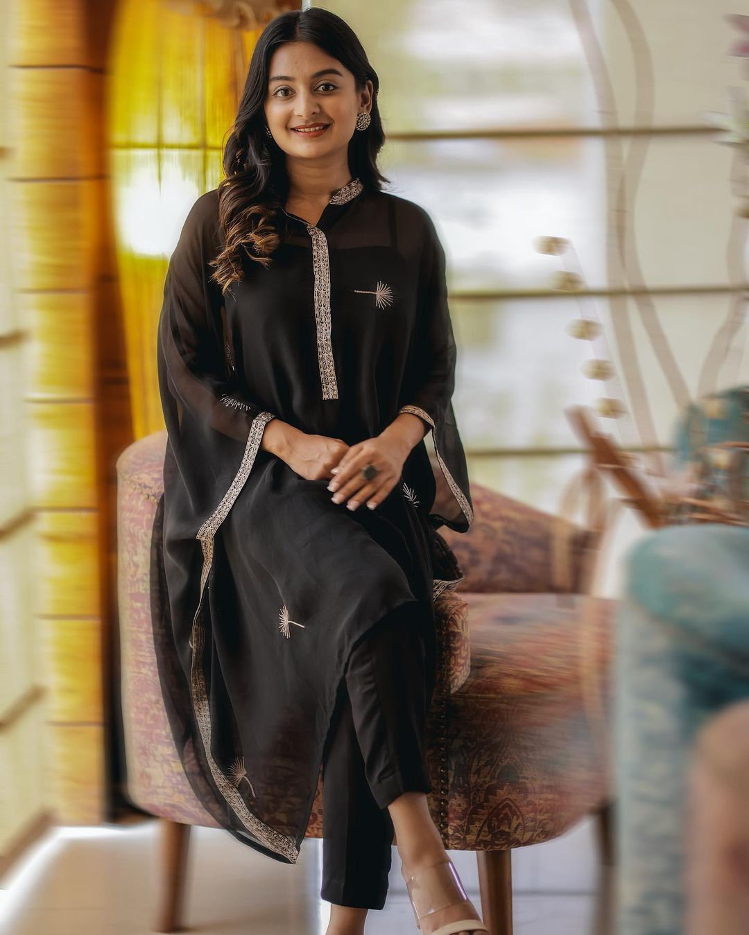 ഇത് ബാംഗ്ലൂരിലെ അലസമായ ഒരു ശനിയാഴ്ച.. കൂട്ടിന് ആ വൈബും; പുത്തന്‍ ചിത്രങ്ങളില്‍ കിടുക്കി എസ്തർ അനില്‍