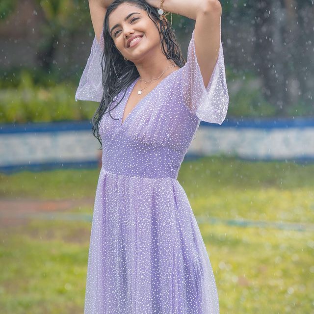మాళవిక శర్మ మత్తేక్కించే అందాలు