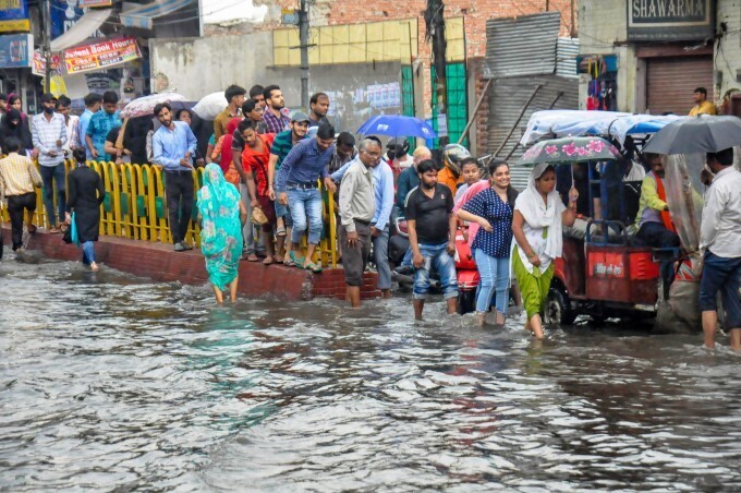 രാജ്യത്ത് കനത്ത മഴ തുടരുന്നു; നഗരങ്ങളില്‍ വെള്ളക്കെട്ട്, ഗതാഗതം താറുമാറായി...ചിത്രങ്ങള്‍ 