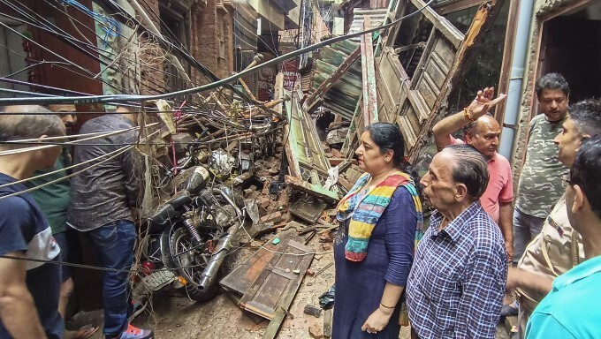 രാജ്യത്ത് കനത്ത മഴ തുടരുന്നു; നഗരങ്ങളില്‍ വെള്ളക്കെട്ട്, ഗതാഗതം താറുമാറായി...ചിത്രങ്ങള്‍ 