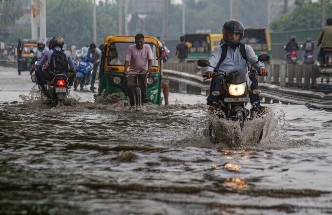 രാജ്യത്ത് കനത്ത മഴ തുടരുന്നു; നഗരങ്ങളില്‍ വെള്ളക്കെട്ട്, ഗതാഗതം താറുമാറായി...ചിത്രങ്ങള്‍ 