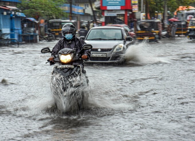 രാജ്യത്ത് കനത്ത മഴ തുടരുന്നു; നഗരങ്ങളില്‍ വെള്ളക്കെട്ട്, ഗതാഗതം താറുമാറായി...ചിത്രങ്ങള്‍ 
