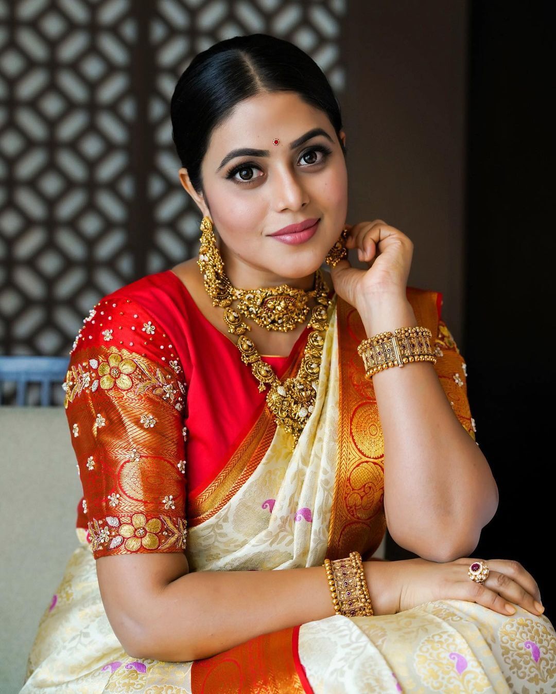 ആഹാ ഇതാര് കല്യാണപ്പെണ്ണോ.. പക്ഷെ സംഭവം ഇത് അതല്ലാട്ടോ; എന്തായാലും പൊളിച്ചെന്ന് ആരാധകർ