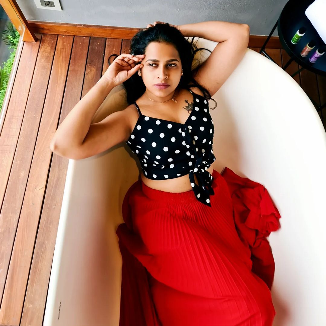  സാധിക ഇത് തകർത്തൂ!! ആ മുഖത്തെ ചിരിയും കോൺഫിഡൻസും നോക്കൂ..വൈറൽ ചിത്രങ്ങൾ