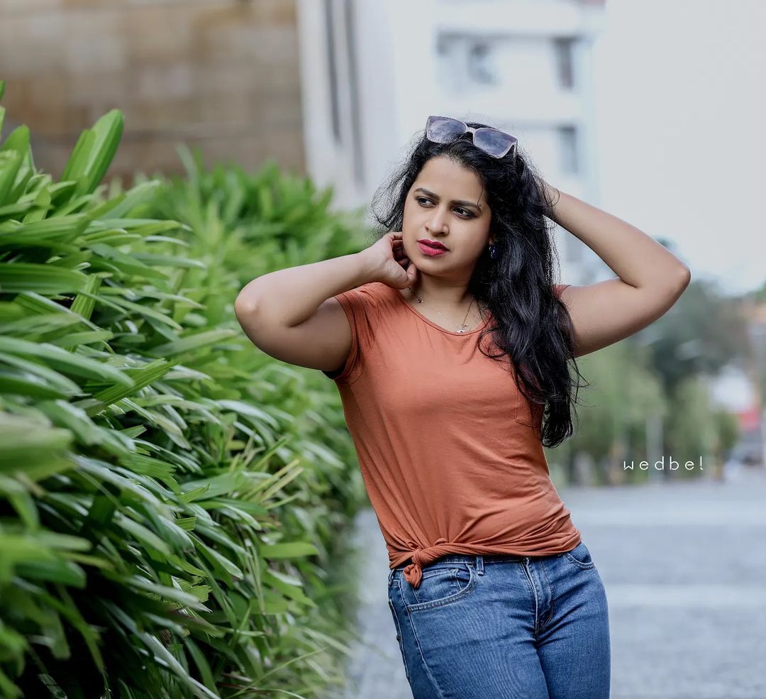  സാധിക ഇത് തകർത്തൂ!! ആ മുഖത്തെ ചിരിയും കോൺഫിഡൻസും നോക്കൂ..വൈറൽ ചിത്രങ്ങൾ