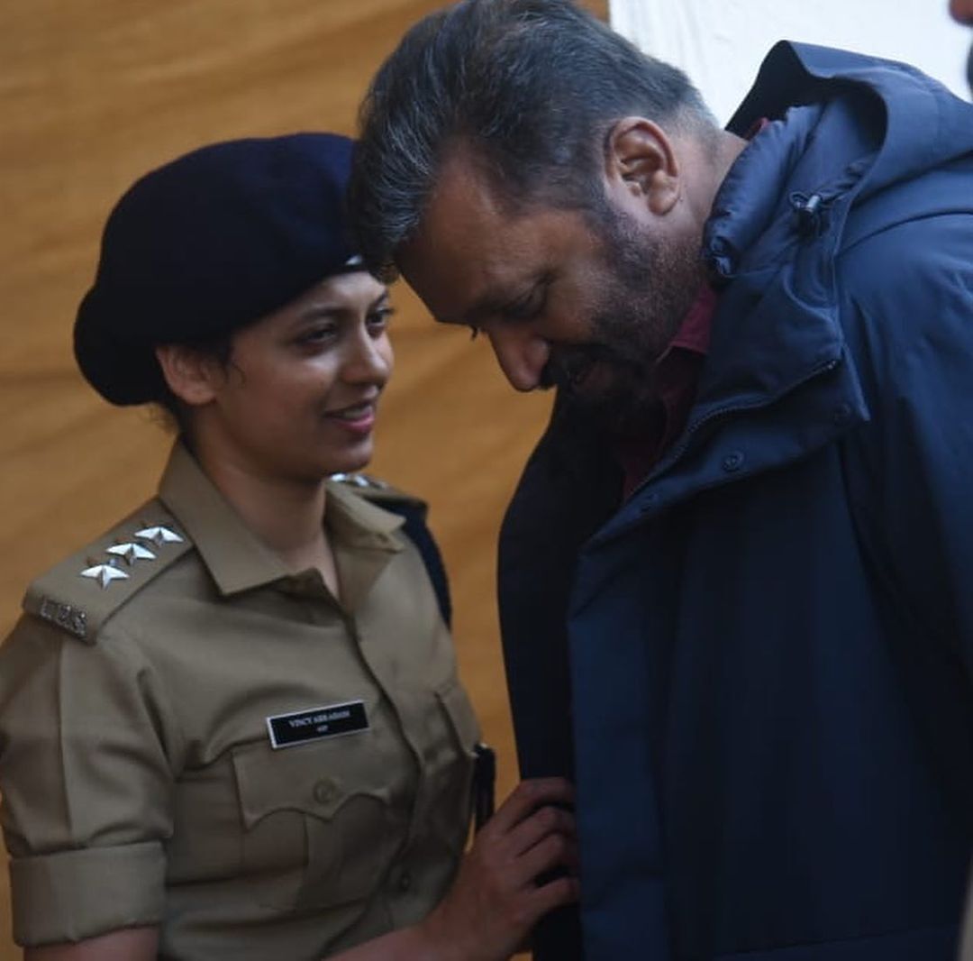 എന്നാ ഒരു ഗ്ലാമറാണന്നേ... ഇത് ആരാധകരുടെ സ്വന്തം നീത പിള്ള; വൈറലായി ചിത്രങ്ങള്‍