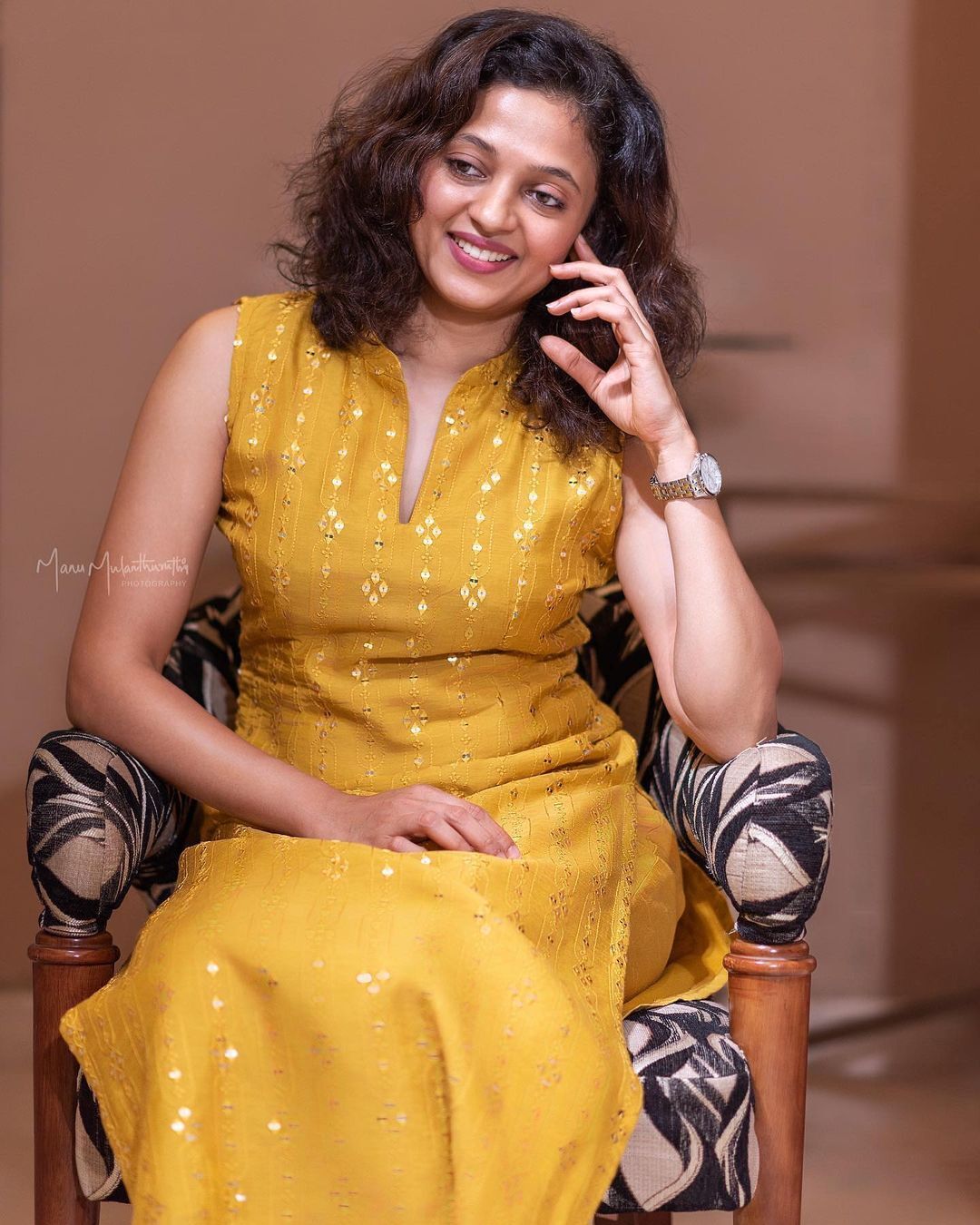 എന്നാ ഒരു ഗ്ലാമറാണന്നേ... ഇത് ആരാധകരുടെ സ്വന്തം നീത പിള്ള; വൈറലായി ചിത്രങ്ങള്‍