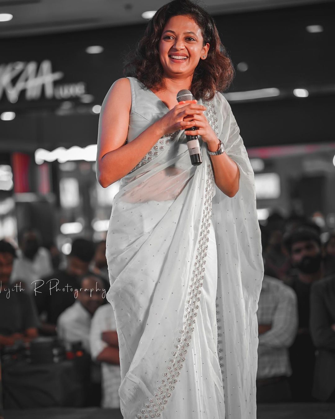 എന്നാ ഒരു ഗ്ലാമറാണന്നേ... ഇത് ആരാധകരുടെ സ്വന്തം നീത പിള്ള; വൈറലായി ചിത്രങ്ങള്‍