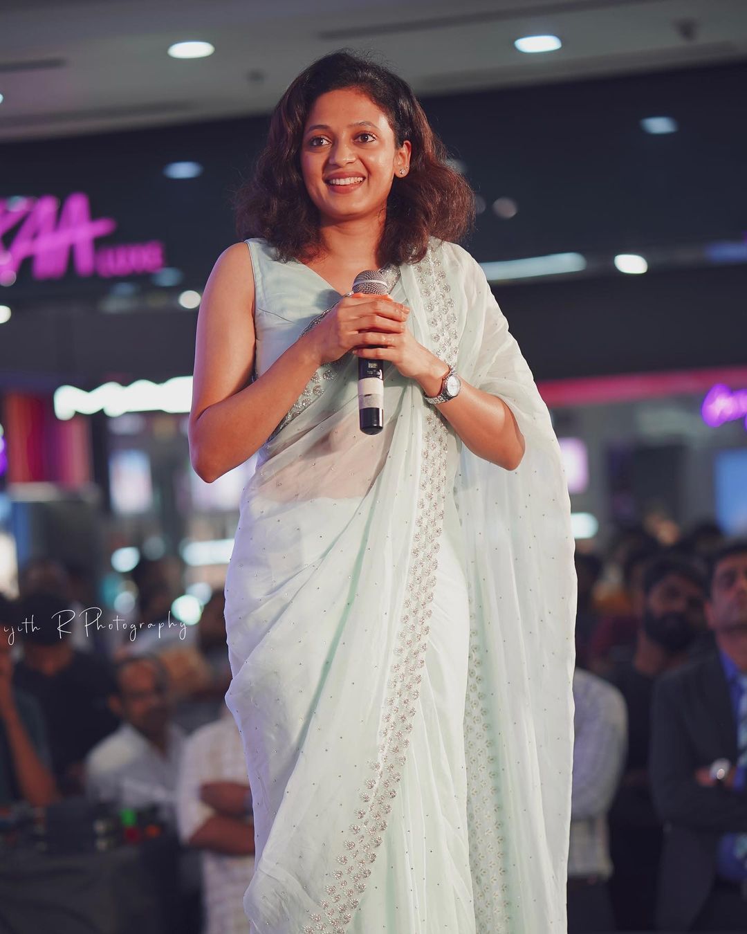 എന്നാ ഒരു ഗ്ലാമറാണന്നേ... ഇത് ആരാധകരുടെ സ്വന്തം നീത പിള്ള; വൈറലായി ചിത്രങ്ങള്‍