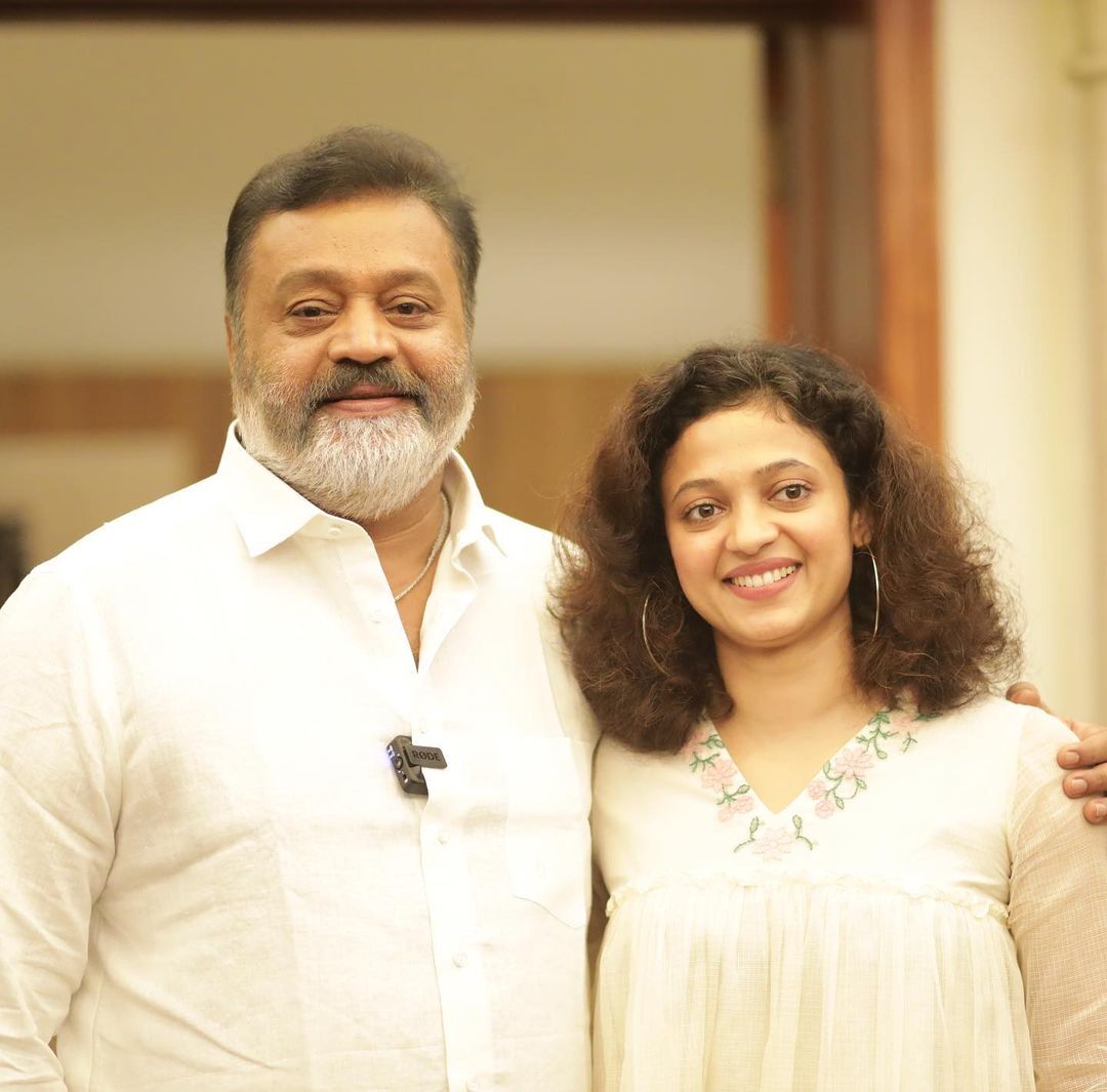 എന്നാ ഒരു ഗ്ലാമറാണന്നേ... ഇത് ആരാധകരുടെ സ്വന്തം നീത പിള്ള; വൈറലായി ചിത്രങ്ങള്‍