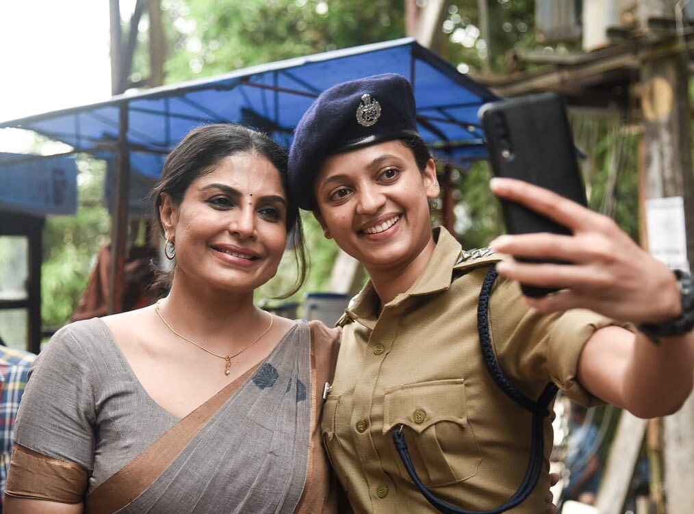 എന്നാ ഒരു ഗ്ലാമറാണന്നേ... ഇത് ആരാധകരുടെ സ്വന്തം നീത പിള്ള; വൈറലായി ചിത്രങ്ങള്‍