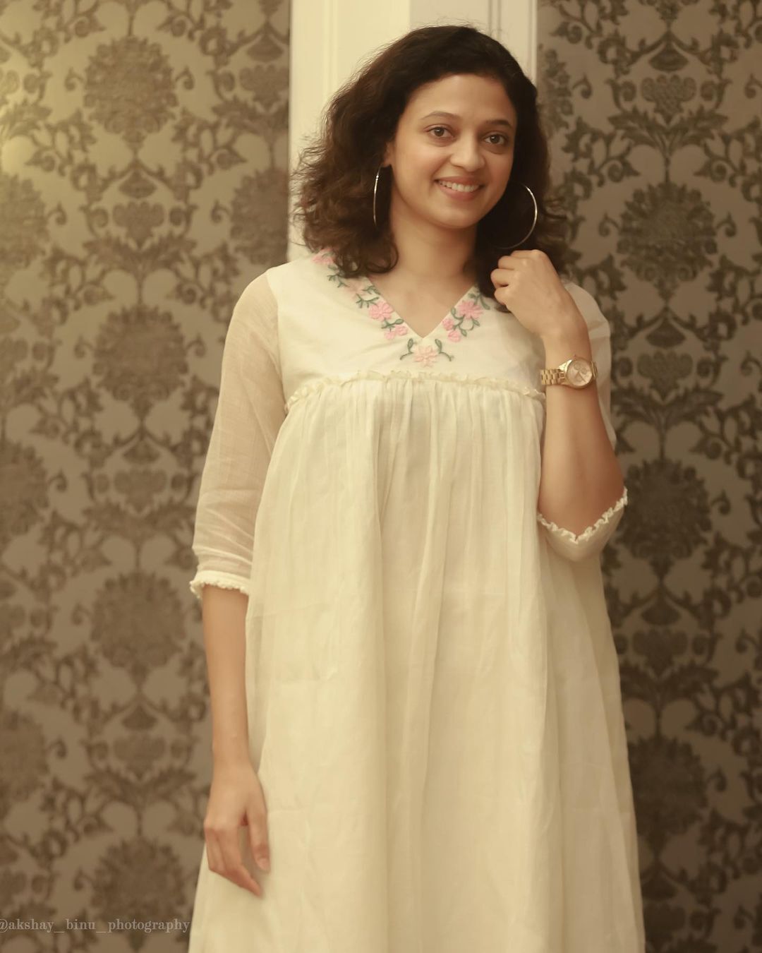 എന്നാ ഒരു ഗ്ലാമറാണന്നേ... ഇത് ആരാധകരുടെ സ്വന്തം നീത പിള്ള; വൈറലായി ചിത്രങ്ങള്‍