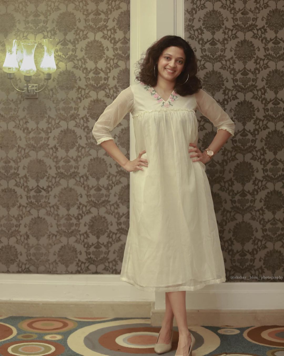 എന്നാ ഒരു ഗ്ലാമറാണന്നേ... ഇത് ആരാധകരുടെ സ്വന്തം നീത പിള്ള; വൈറലായി ചിത്രങ്ങള്‍