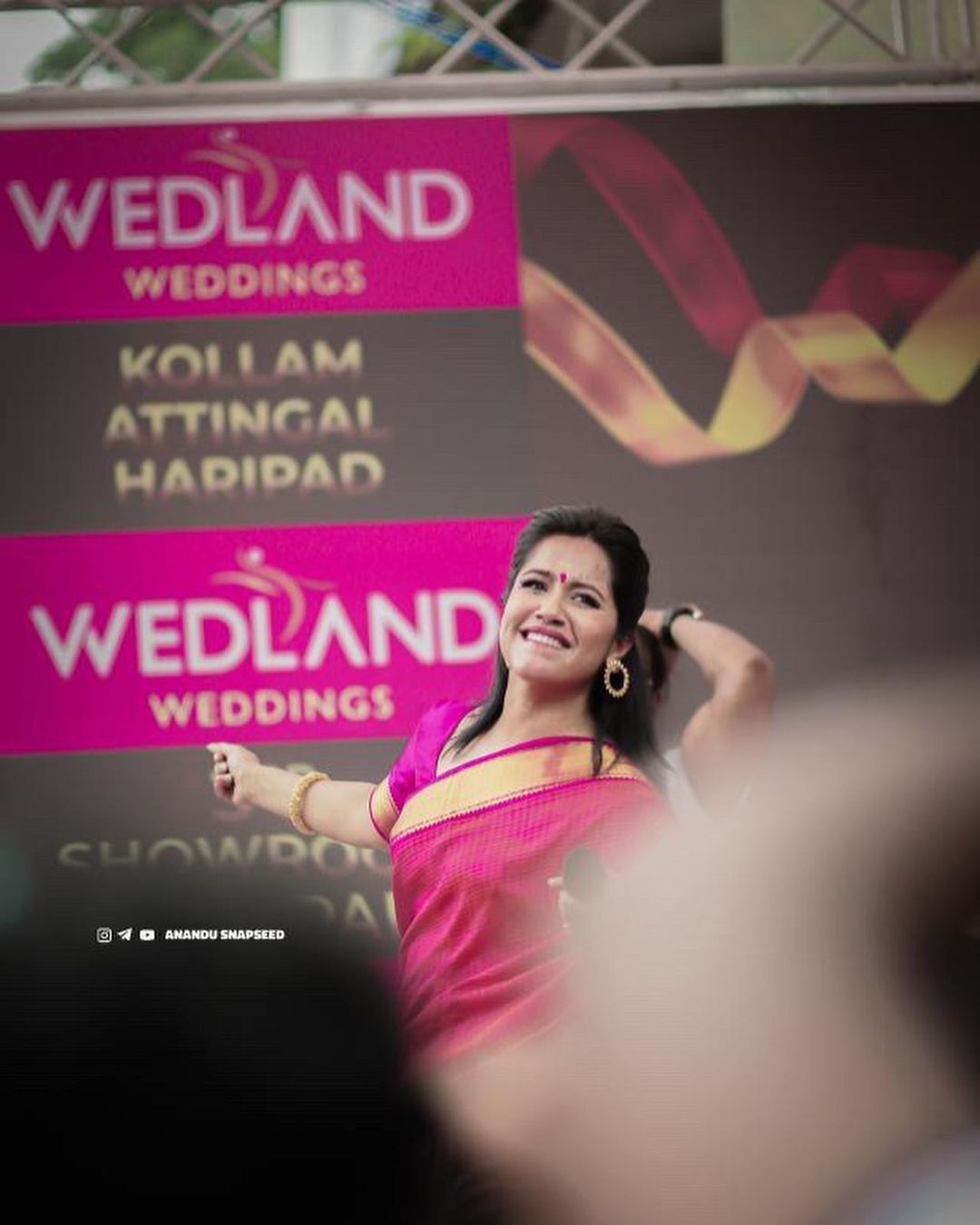 സാരിയില്‍ ആറാടുകയാണ് രഞ്ജിനി ഹരിദാസ്; വൈറലായി കാന്‍ഡിഡ് ഷോട്ടുകള്‍