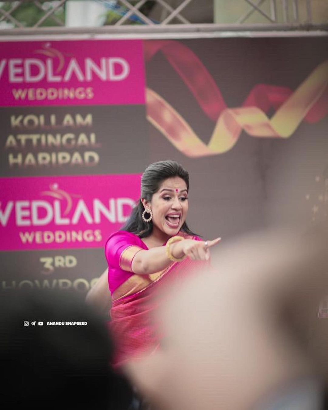 സാരിയില്‍ ആറാടുകയാണ് രഞ്ജിനി ഹരിദാസ്; വൈറലായി കാന്‍ഡിഡ് ഷോട്ടുകള്‍