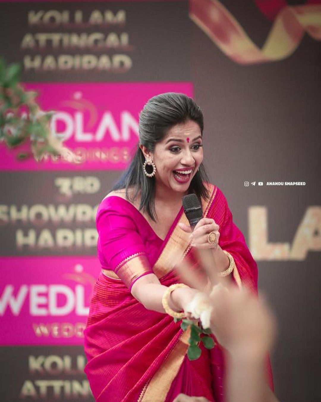 സാരിയില്‍ ആറാടുകയാണ് രഞ്ജിനി ഹരിദാസ്; വൈറലായി കാന്‍ഡിഡ് ഷോട്ടുകള്‍