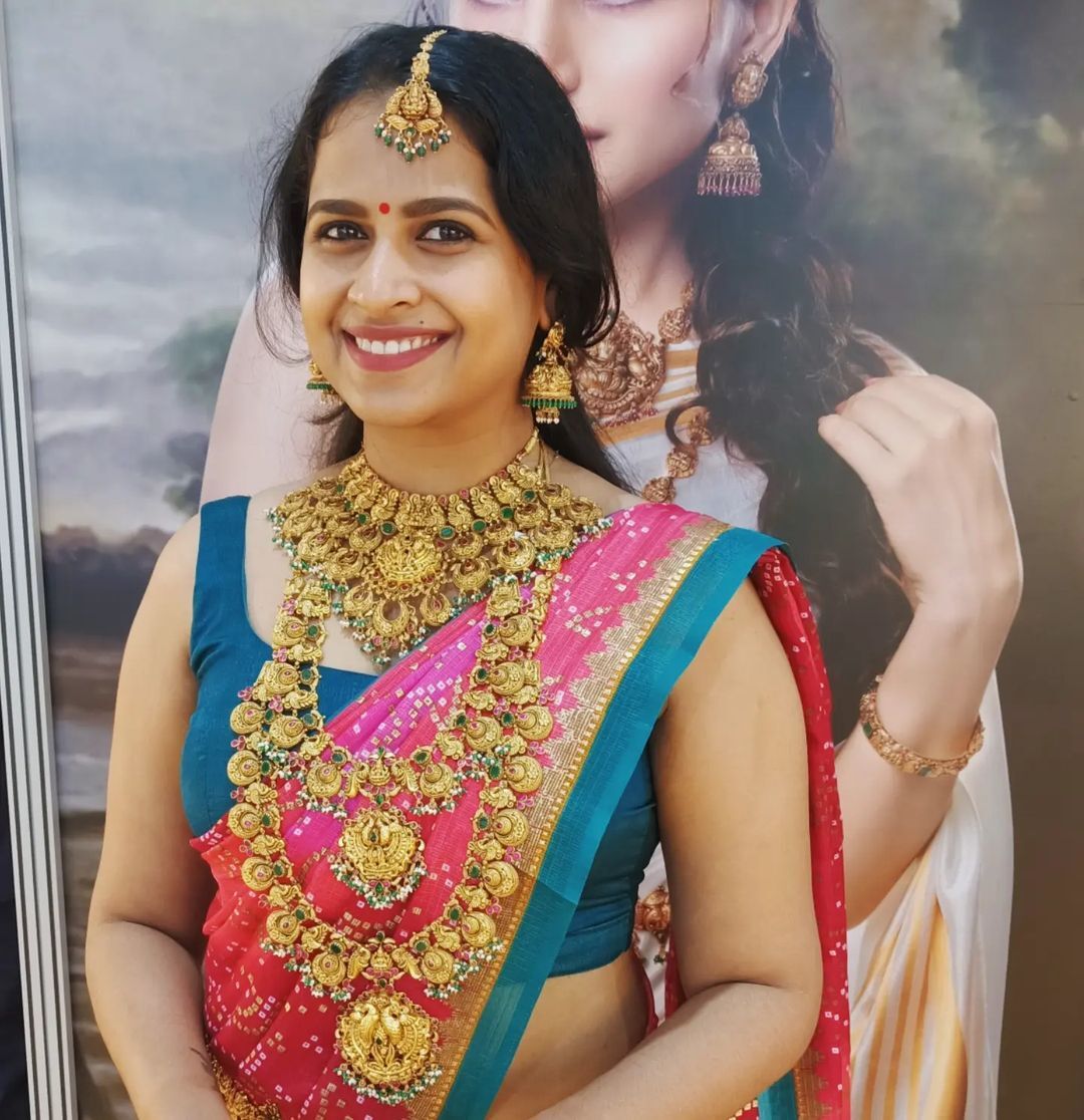  'ഈ സൗന്ദര്യത്തെ എങ്ങനെ വർണിക്കും? വീണ്ടും ഞെട്ടിച്ച് സാധിക, ചിത്രങ്ങൾ വൈറൽ