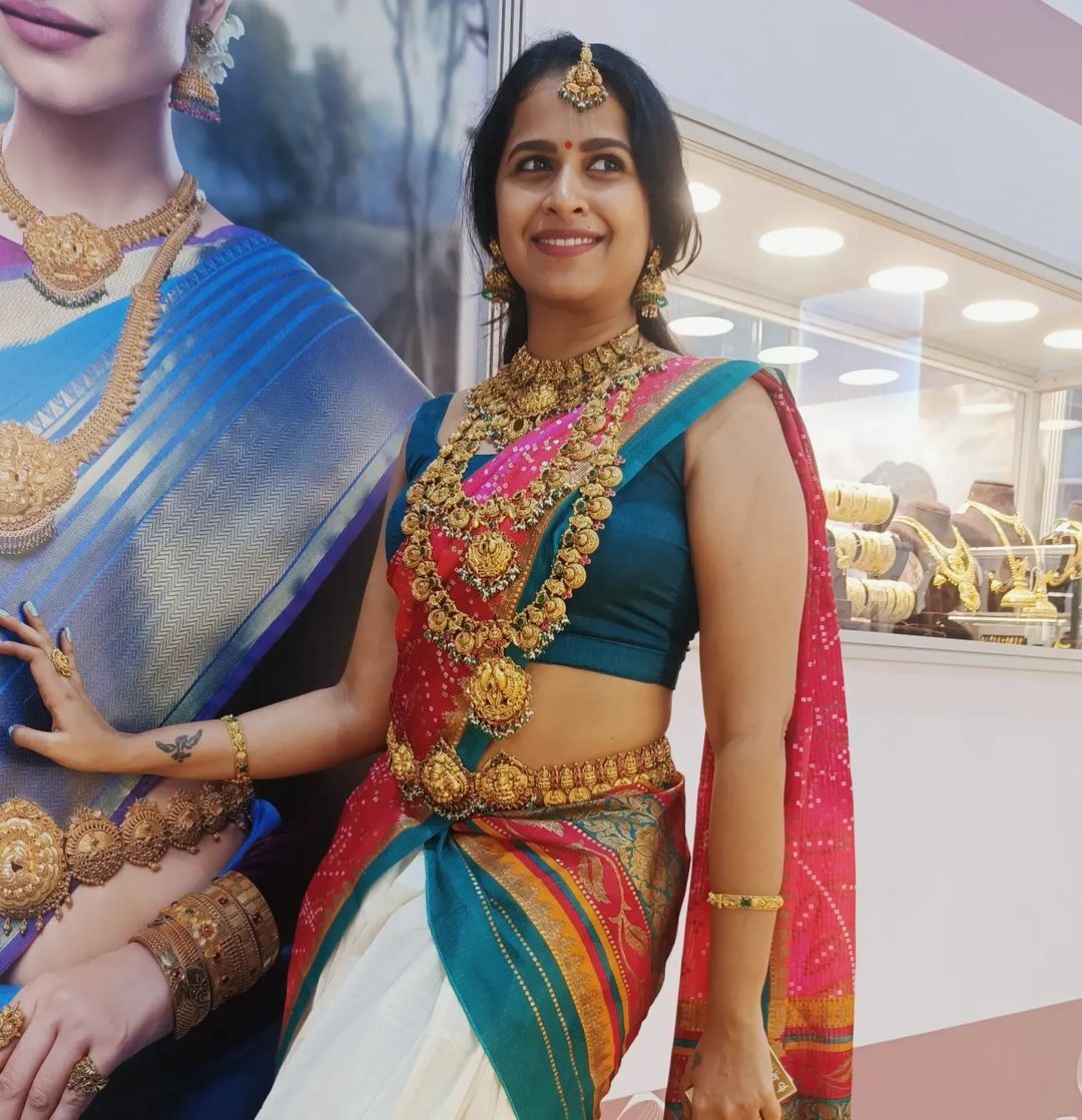  'ഈ സൗന്ദര്യത്തെ എങ്ങനെ വർണിക്കും? വീണ്ടും ഞെട്ടിച്ച് സാധിക, ചിത്രങ്ങൾ വൈറൽ