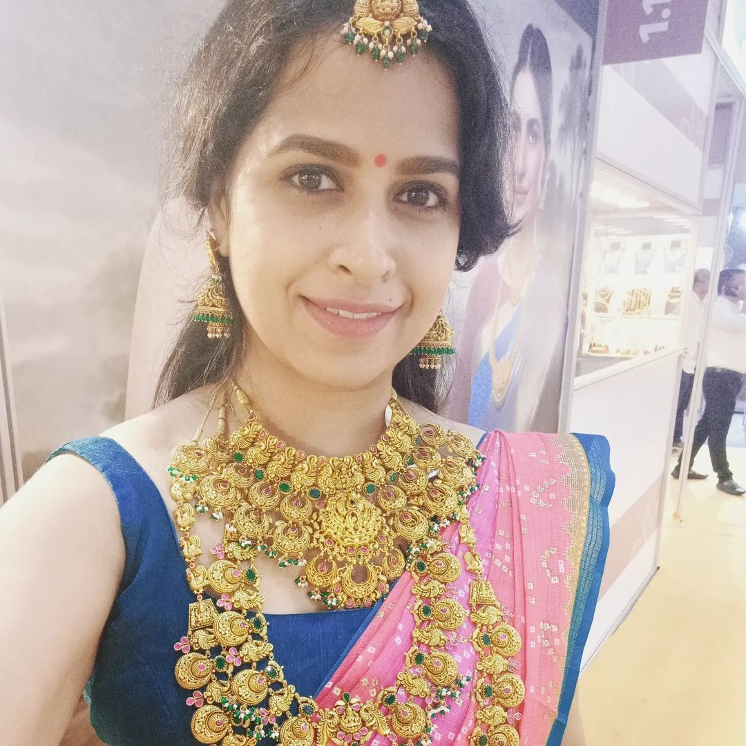  'ഈ സൗന്ദര്യത്തെ എങ്ങനെ വർണിക്കും? വീണ്ടും ഞെട്ടിച്ച് സാധിക, ചിത്രങ്ങൾ വൈറൽ