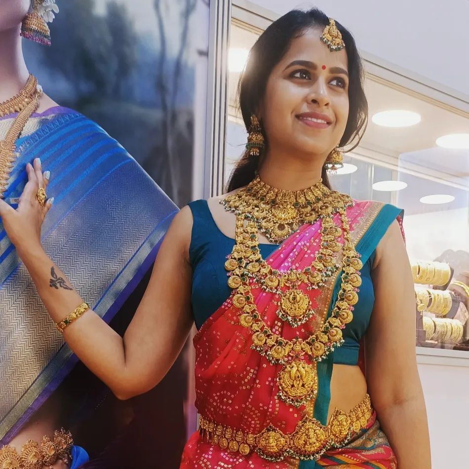  'ഈ സൗന്ദര്യത്തെ എങ്ങനെ വർണിക്കും? വീണ്ടും ഞെട്ടിച്ച് സാധിക, ചിത്രങ്ങൾ വൈറൽ