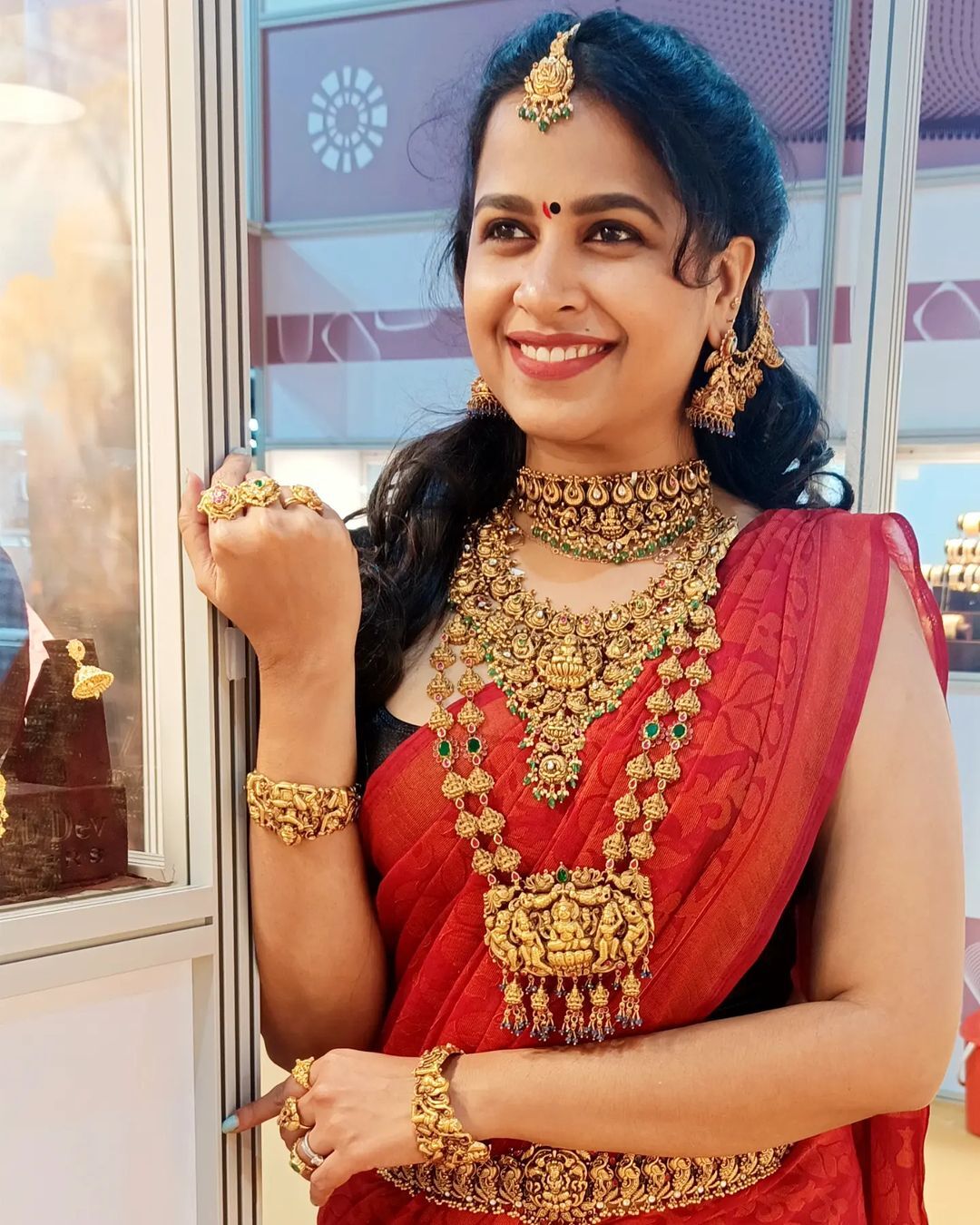  'ഈ സൗന്ദര്യത്തെ എങ്ങനെ വർണിക്കും? വീണ്ടും ഞെട്ടിച്ച് സാധിക, ചിത്രങ്ങൾ വൈറൽ