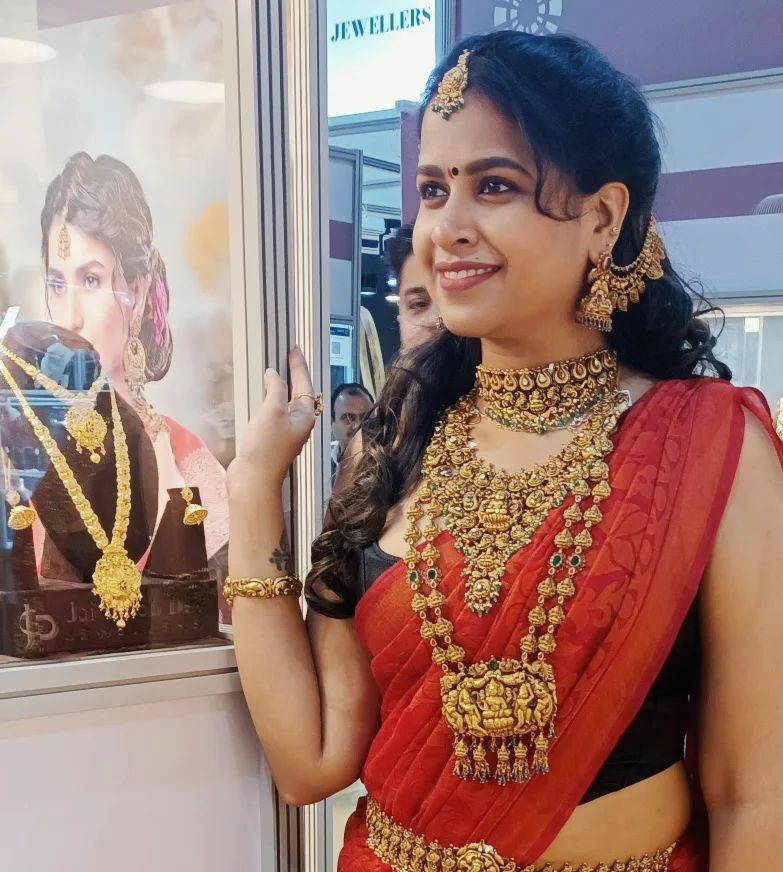  'ഈ സൗന്ദര്യത്തെ എങ്ങനെ വർണിക്കും? വീണ്ടും ഞെട്ടിച്ച് സാധിക, ചിത്രങ്ങൾ വൈറൽ