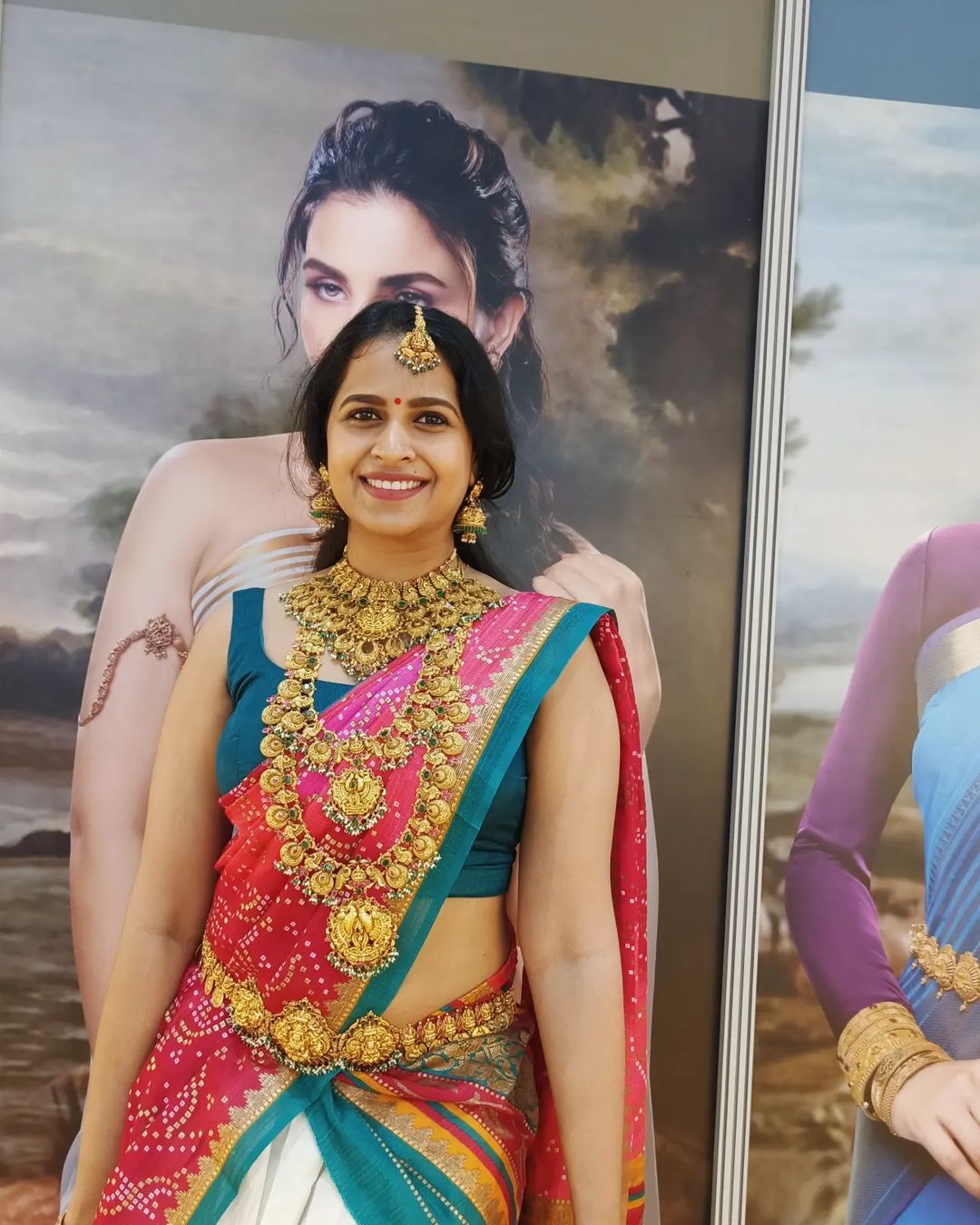  'ഈ സൗന്ദര്യത്തെ എങ്ങനെ വർണിക്കും? വീണ്ടും ഞെട്ടിച്ച് സാധിക, ചിത്രങ്ങൾ വൈറൽ