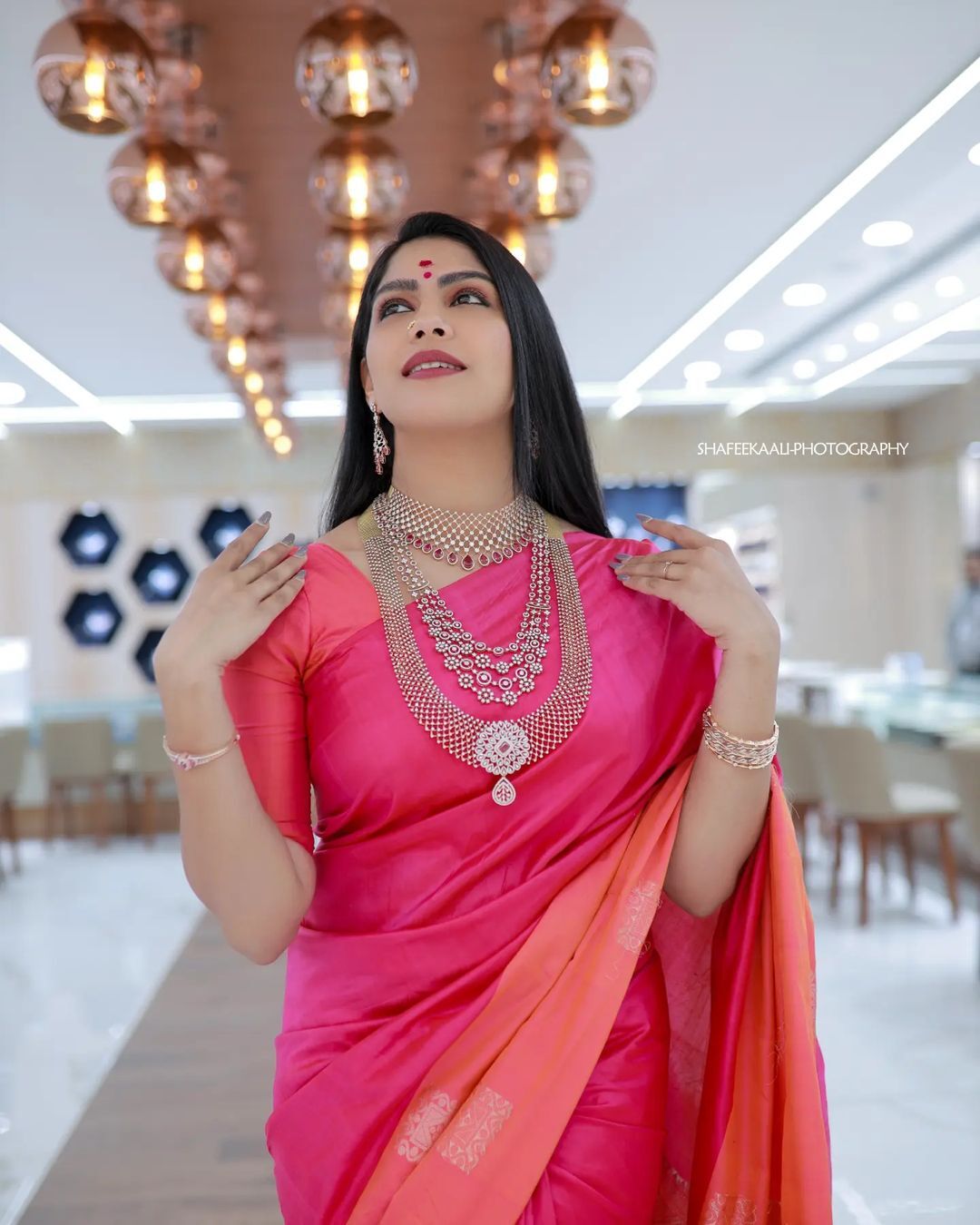  'കഴുത്തിലെ വജ്രത്തെക്കാൾ തിളങ്ങിയത് സാസ്വികയാണല്ലോ';വൈറലായി നടിയുടെ ചിത്രങ്ങൾ 