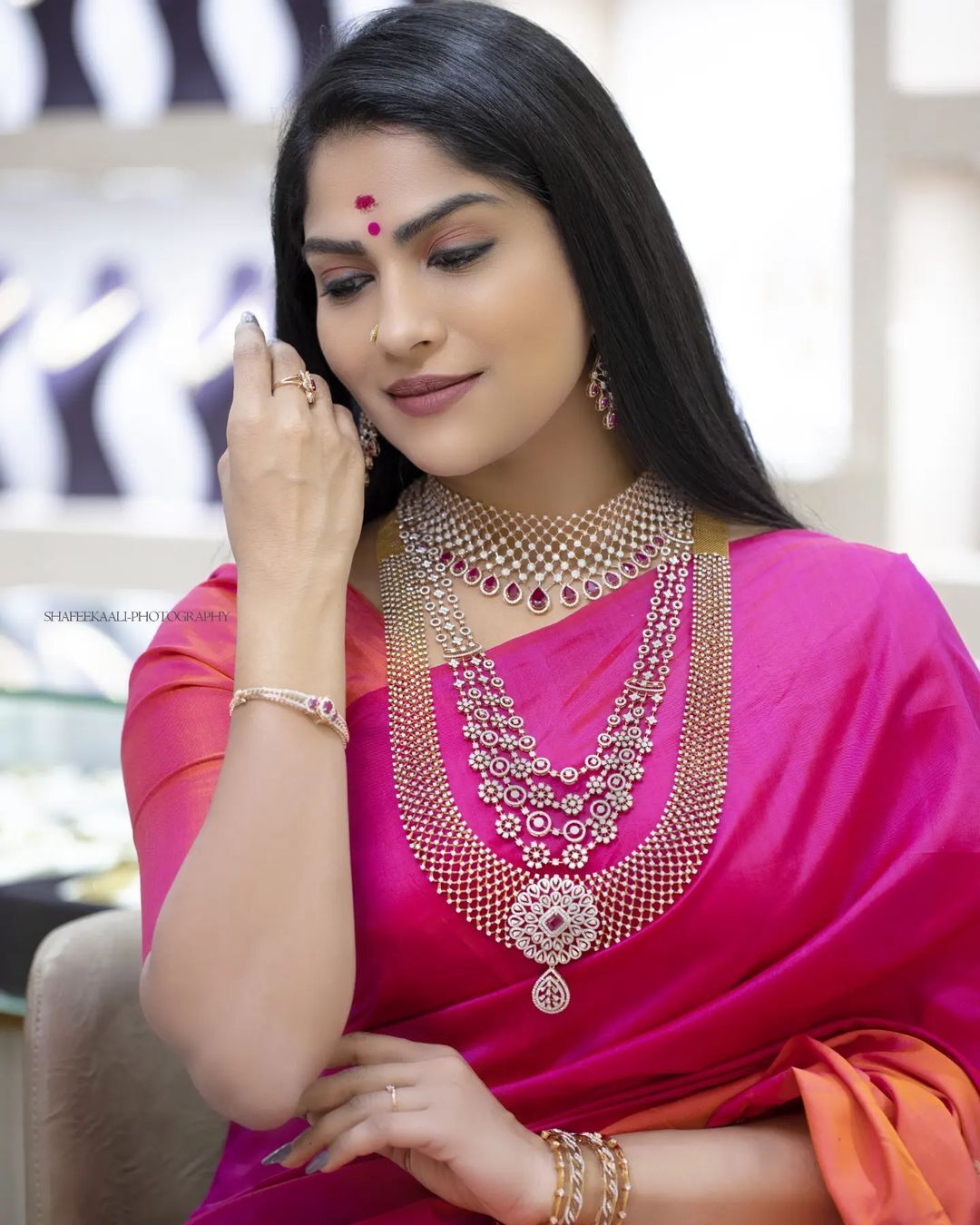  'കഴുത്തിലെ വജ്രത്തെക്കാൾ തിളങ്ങിയത് സാസ്വികയാണല്ലോ';വൈറലായി നടിയുടെ ചിത്രങ്ങൾ 