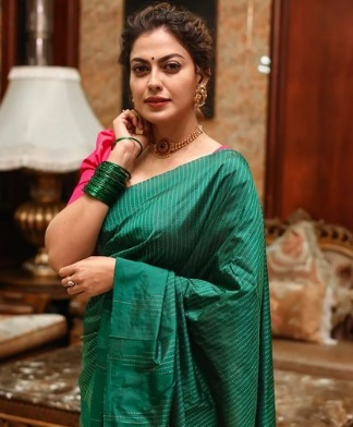 സാരിയില്‍ തിളങ്ങി അനുശ്രീ..ഒപ്പം നിറ പുഞ്ചിരിയും.. കാണം ചിത്രങ്ങള്‍