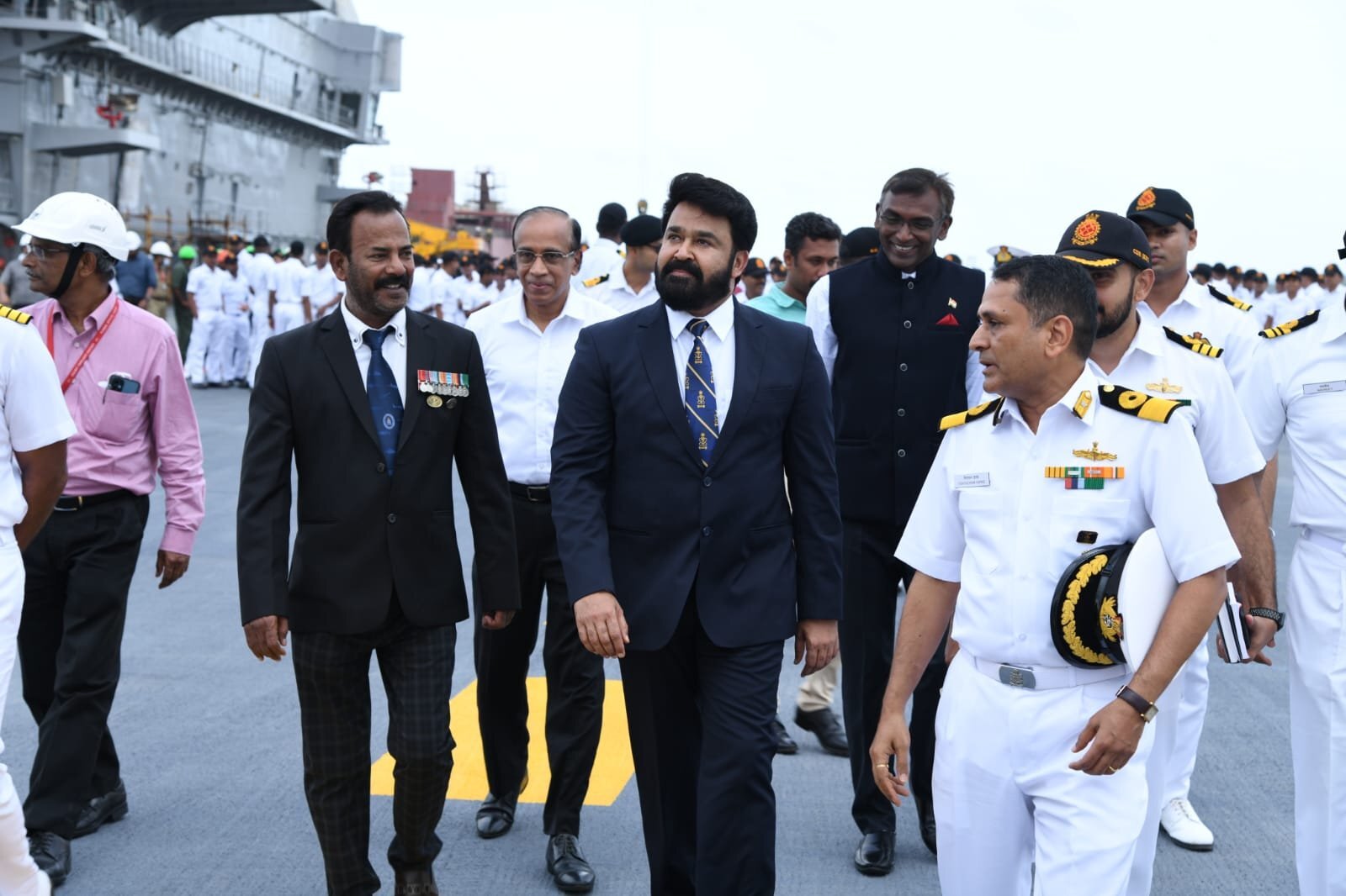 ഐ.എൻ.എസ്. വിക്രാന്ത് കാണാൻ മോഹൻലാൽ കൊച്ചിയിൽ, അഭിമാന നിമിഷമെന്ന് താരം...കാണാം ചിത്രങ്ങള്‍