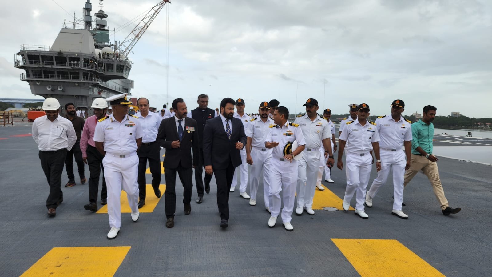 ഐ.എൻ.എസ്. വിക്രാന്ത് കാണാൻ മോഹൻലാൽ കൊച്ചിയിൽ, അഭിമാന നിമിഷമെന്ന് താരം...കാണാം ചിത്രങ്ങള്‍