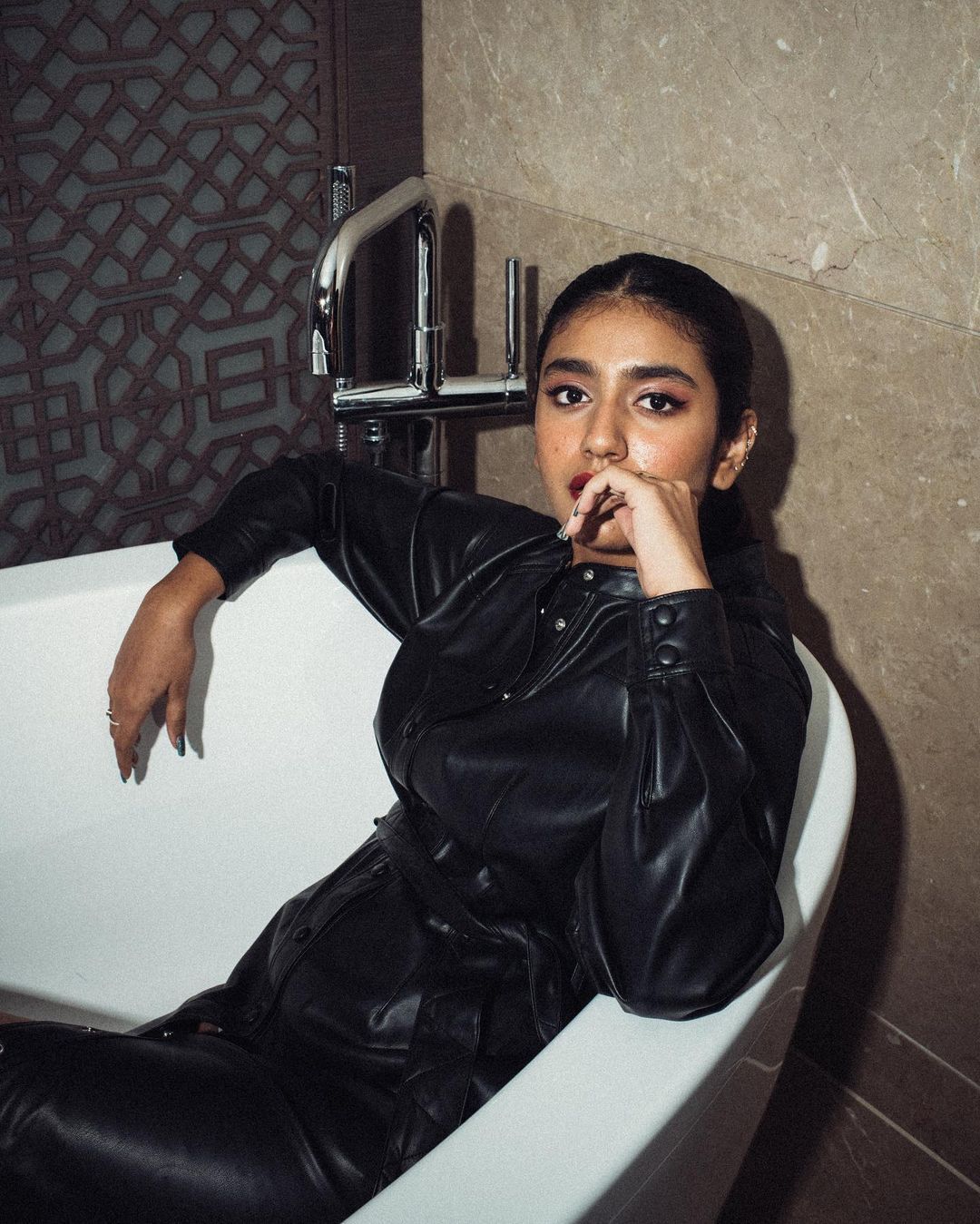 'അല്ല പ്രിയേ കോട്ടും സ്യൂട്ടുമിട്ടാണോ ഇപ്പോ കുളി'; പ്രിയ വാര്യറുടെ പുതിയ ചിത്രം വൈറലാവുന്നു