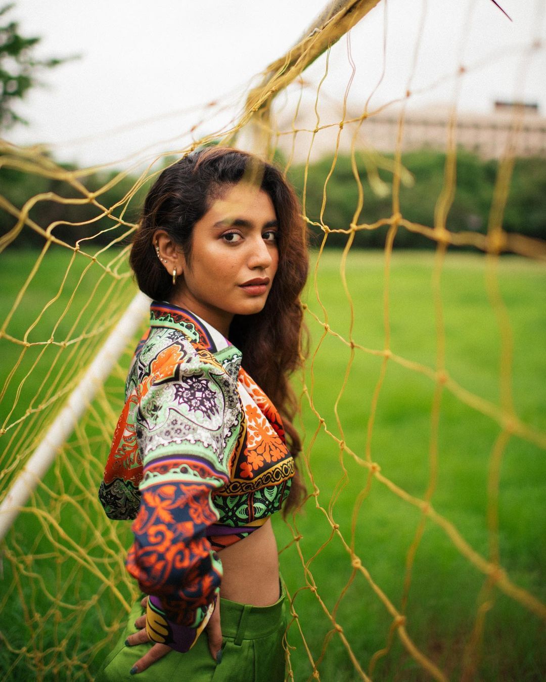 'അല്ല പ്രിയേ കോട്ടും സ്യൂട്ടുമിട്ടാണോ ഇപ്പോ കുളി'; പ്രിയ വാര്യറുടെ പുതിയ ചിത്രം വൈറലാവുന്നു