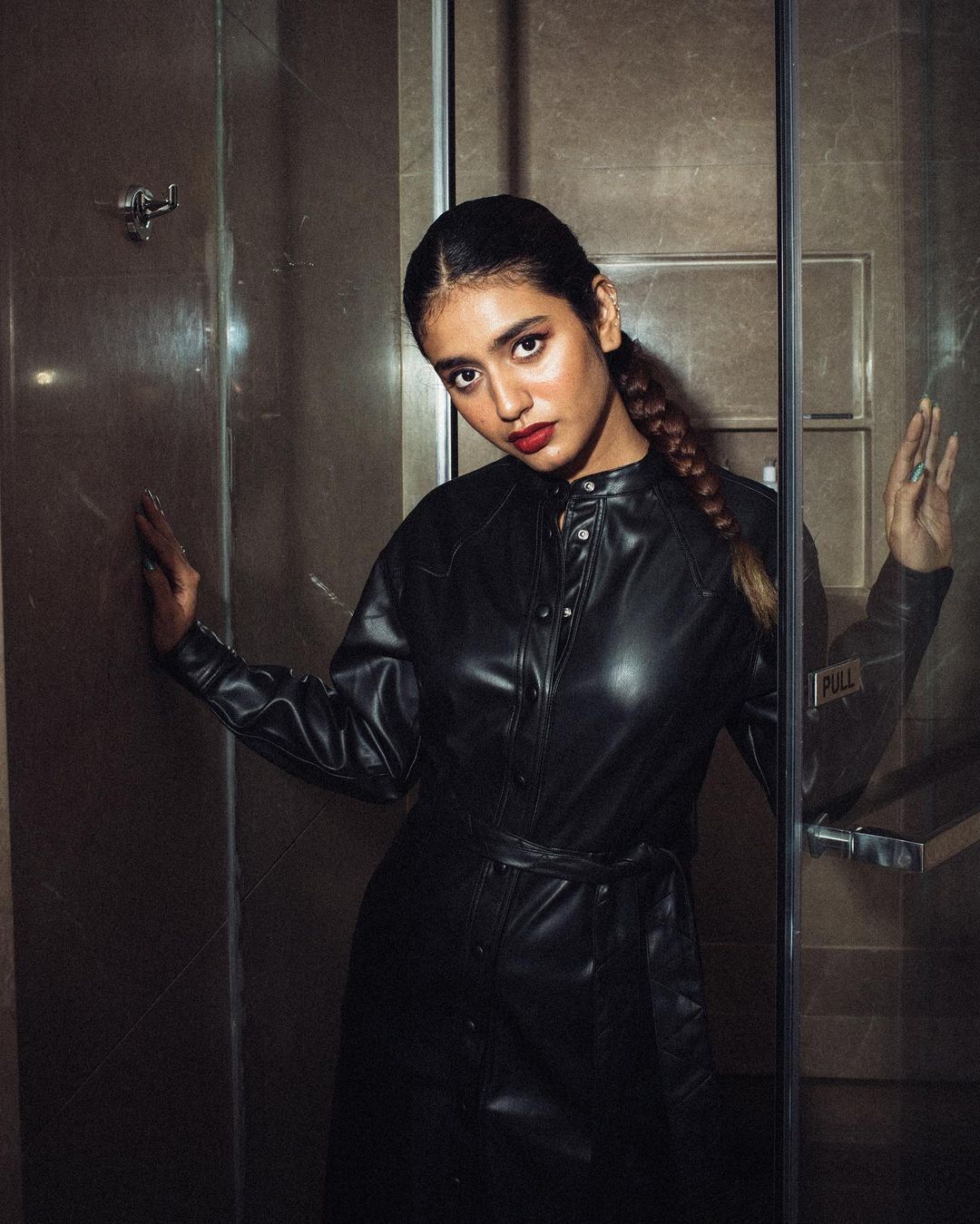 'അല്ല പ്രിയേ കോട്ടും സ്യൂട്ടുമിട്ടാണോ ഇപ്പോ കുളി'; പ്രിയ വാര്യറുടെ പുതിയ ചിത്രം വൈറലാവുന്നു