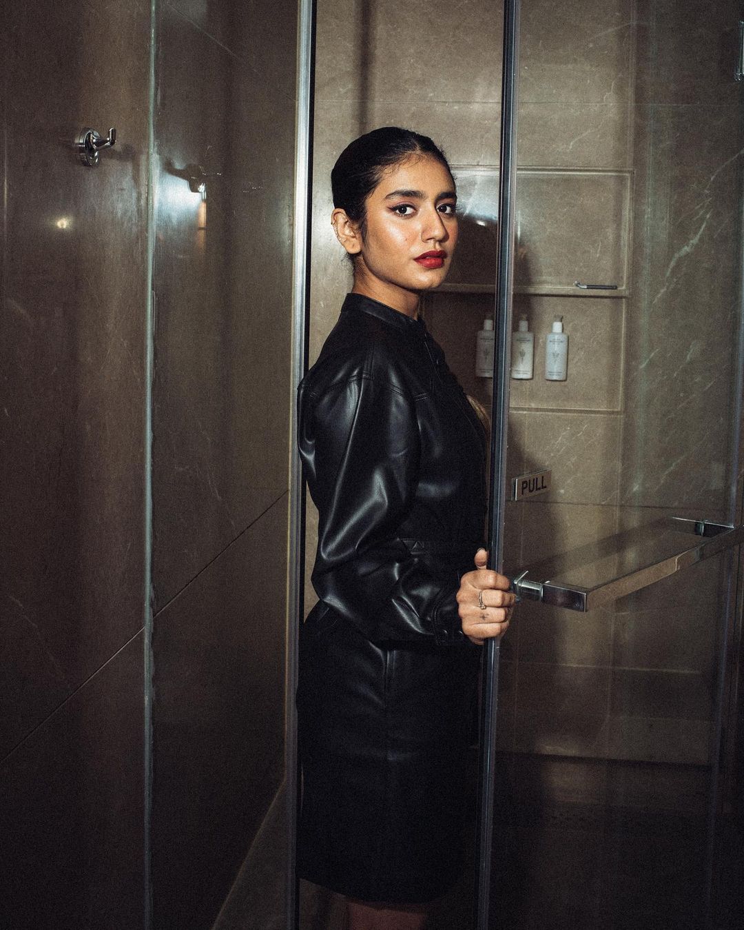 'അല്ല പ്രിയേ കോട്ടും സ്യൂട്ടുമിട്ടാണോ ഇപ്പോ കുളി'; പ്രിയ വാര്യറുടെ പുതിയ ചിത്രം വൈറലാവുന്നു