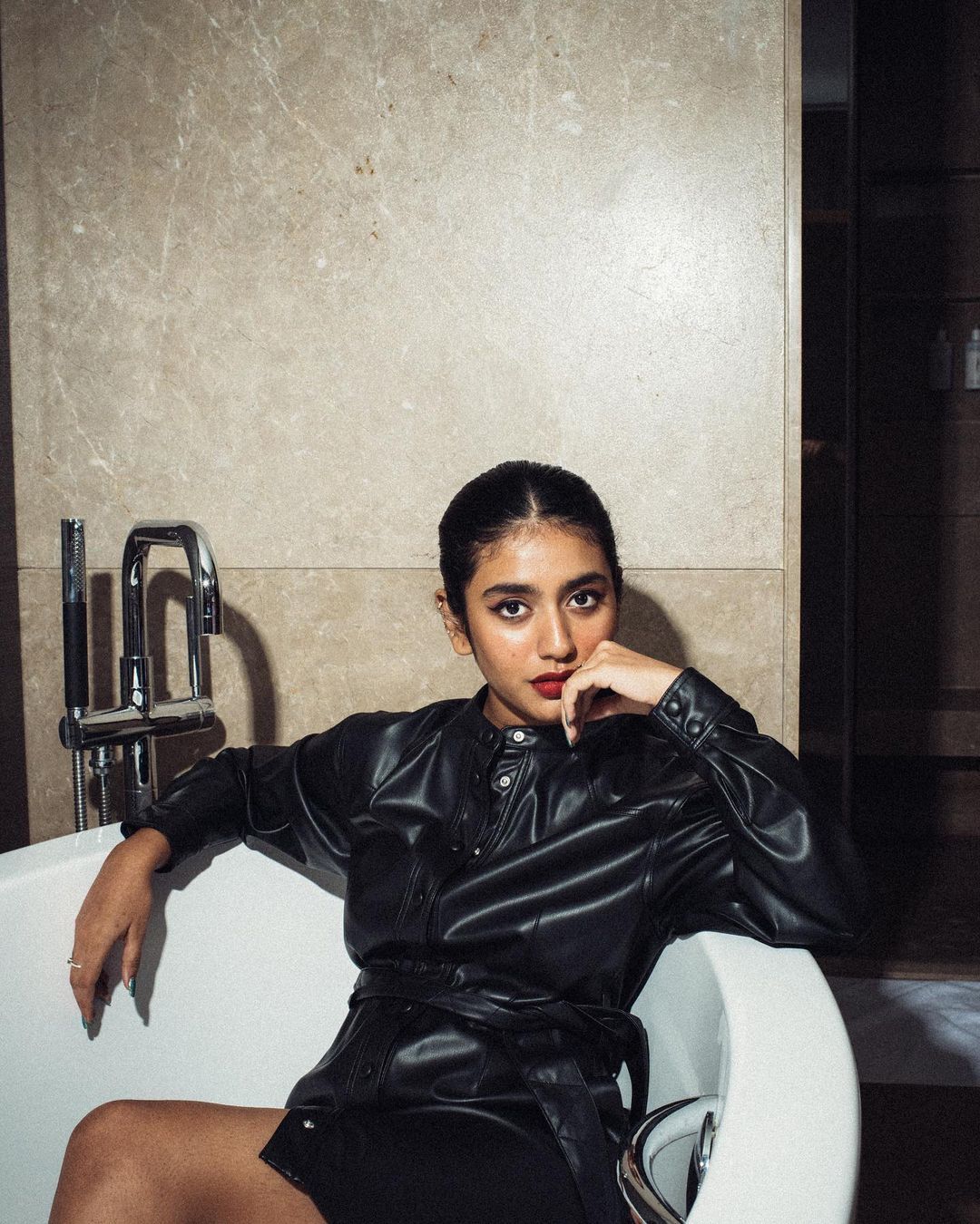 'അല്ല പ്രിയേ കോട്ടും സ്യൂട്ടുമിട്ടാണോ ഇപ്പോ കുളി'; പ്രിയ വാര്യറുടെ പുതിയ ചിത്രം വൈറലാവുന്നു