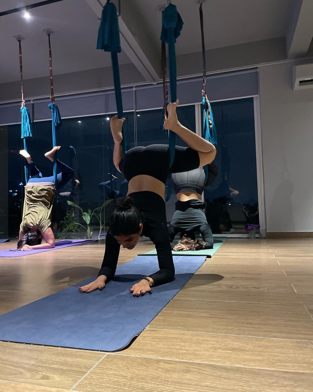   'മുടി മുന്നിലേക്കിട്ട് സ്റ്റൈലിഷ് ലുക്കിലെ കിടിലൻ സെൽഫി';സംയുക്ത മേനോന്റെ ചിത്രങ്ങൾ വൈറൽ