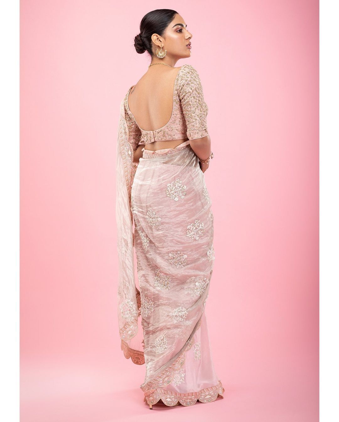   'മുടി മുന്നിലേക്കിട്ട് സ്റ്റൈലിഷ് ലുക്കിലെ കിടിലൻ സെൽഫി';സംയുക്ത മേനോന്റെ ചിത്രങ്ങൾ വൈറൽ