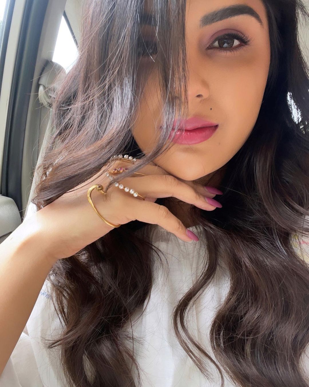   'മുടി മുന്നിലേക്കിട്ട് സ്റ്റൈലിഷ് ലുക്കിലെ കിടിലൻ സെൽഫി';സംയുക്ത മേനോന്റെ ചിത്രങ്ങൾ വൈറൽ