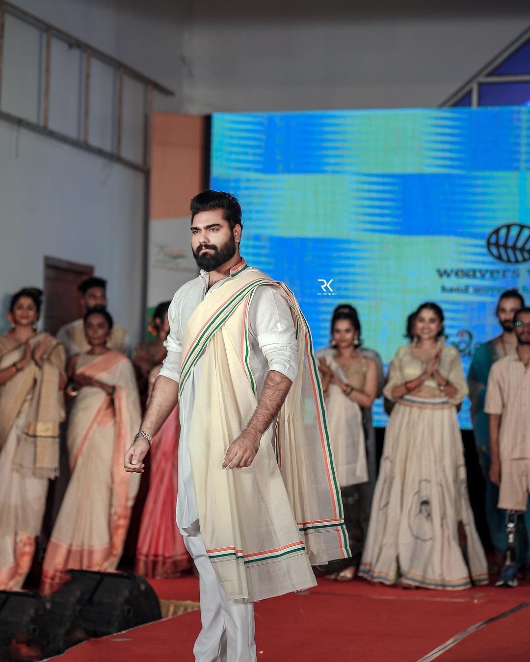  'കള്ളകൃഷ്ണനും എട്ട് സുന്ദരികളും', റാംപ് വാക്ക് ഞെട്ടിച്ചല്ലോ';ഡോ റോബിൻ രാധാകൃഷ്ണന്റെ ആറാട്ട്, വൈറൽ ചിത്രങ്ങൾ 